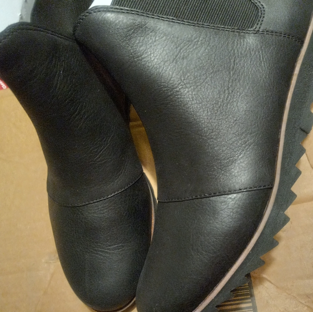 Sorely black flat ankle boots